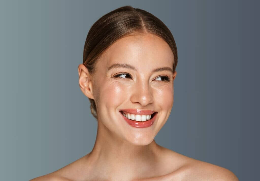 mujer sonriente estética izzar